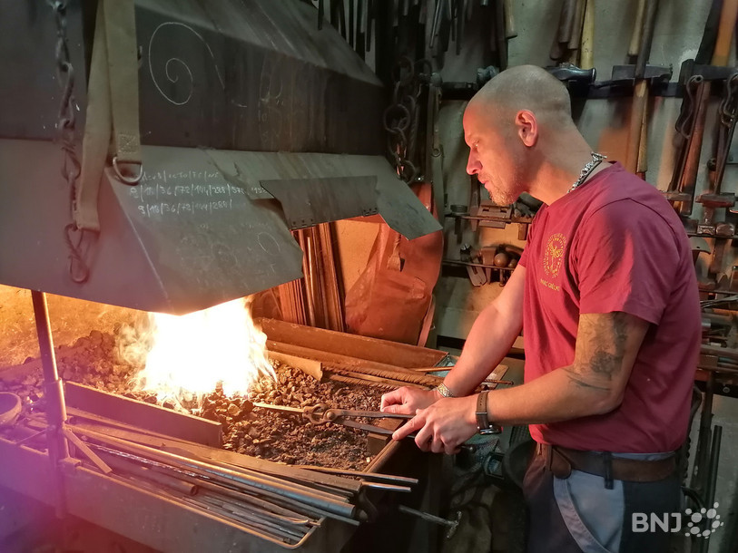 Marc Grélat à l’œuvre dans sa forge à la Malcôte.