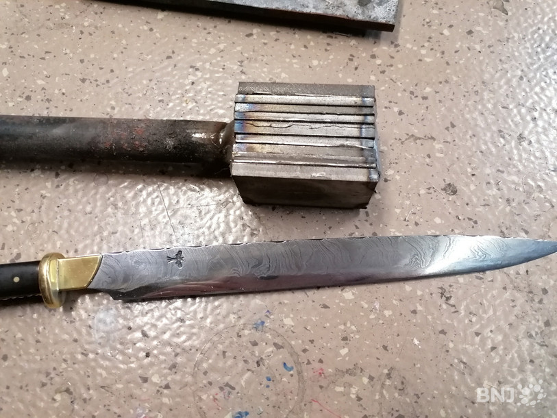 Comme une pâte feuilletée, des couches d'acier et de fer pour former le Damas chauffé à 1400 degrés.
