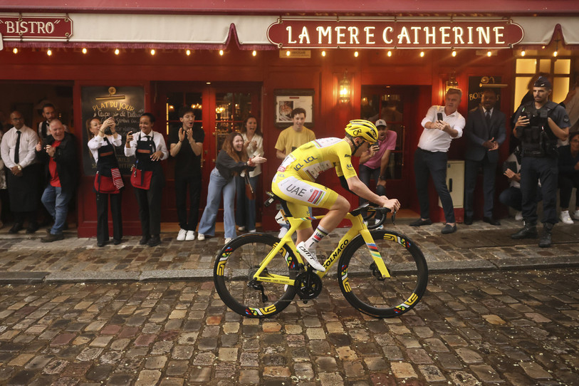 Tadej Pogacar, ici au cœur de Montmartre, a remporté le Tour de France pour la quatrième fois de sa carrière. (Photo : Keystone/AP/Thomas Padilla)