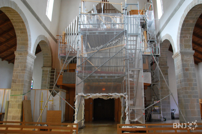 Les échafaudages habillent l'orgue de la Collégiale de Moutier depuis plus d'une année