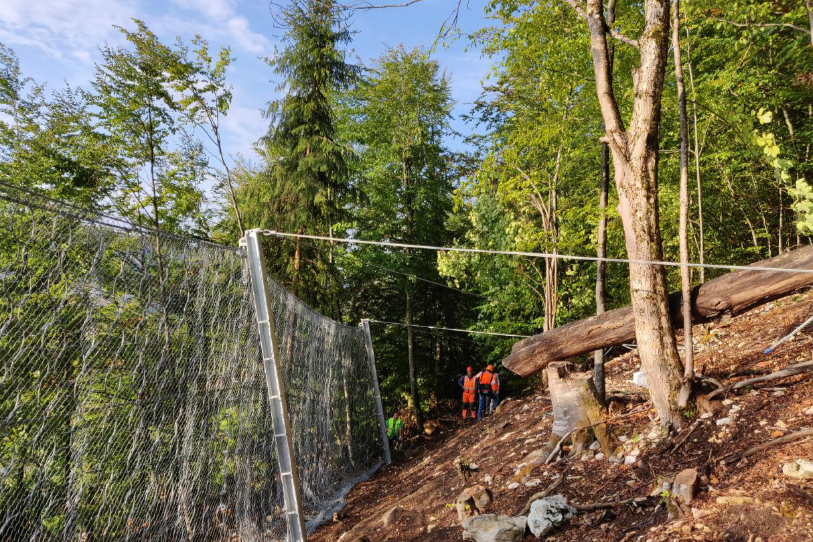 Le filet protège le site des réservoirs de la ville ainsi que le chantier durant les travaux de modernisation du réseau d'eau. (Photo : Commune de Saint-Imier)