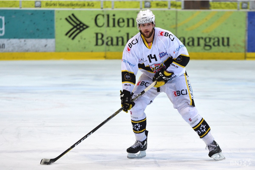 Arnaud Montandon a signé une première dans sa carrière en inscrivant trois buts dans un même match pour offrir trois points au HC Ajoie (photo : archives)