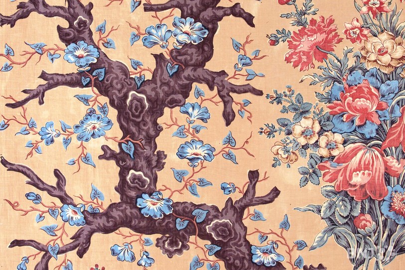 Détail d’une toile en indienne à motifs de branches noueuses et bouquets de fleurs. (Photo : Stefano Iori, © Musée d’art et d’histoire, Ville de Neuchâtel)