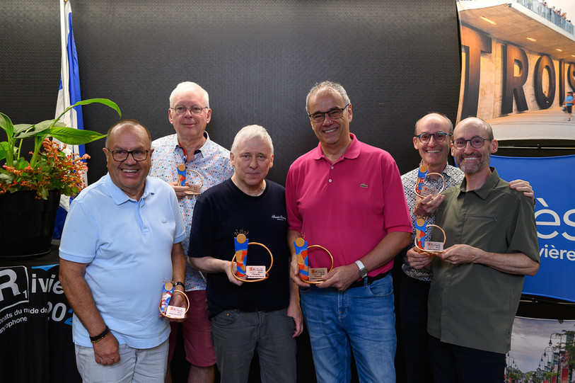 Patrice Jeanneret (tout à gauche) et son coéquipier Yves Brenez ont décroché la troisième place du podium (Photo : Championnats du monde francophones de Scrabble).