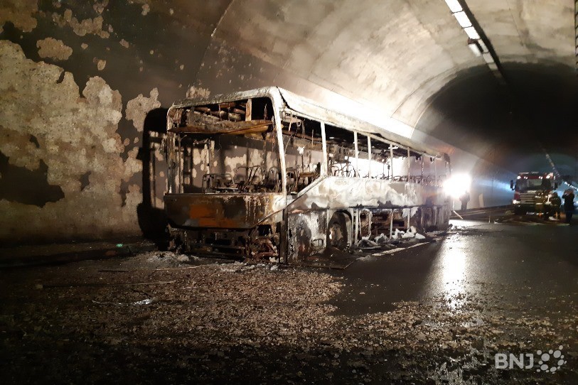 Un car français avait pris feu en octobre 2018 dans le tunnel de Montaigre sur l'A16. La justice jurassienne classe l'enquête. (Photo : archives).