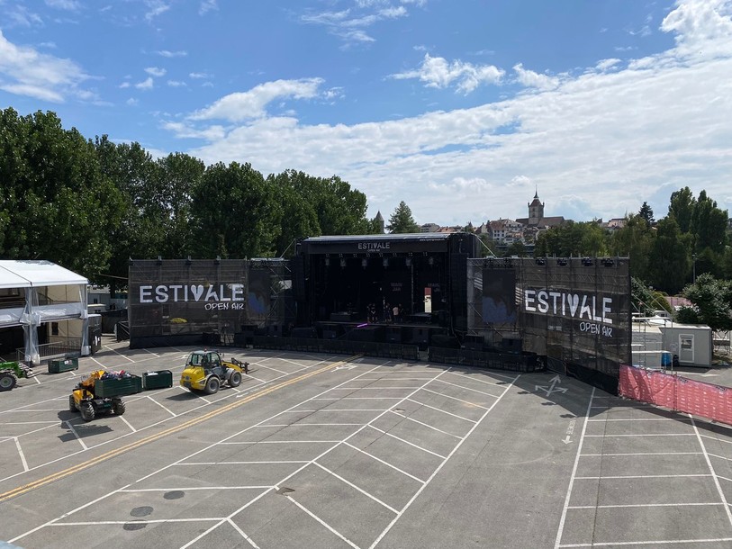 La grande scène de l'Estivale est sur un parking. (Photo : Estivale Open Air)