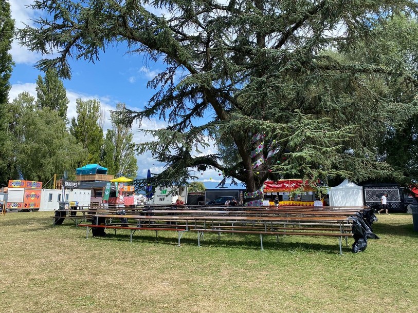 La zone food trucks est dans l'herbe, mais sèche à quelques heures de l'ouverture du festival. (Photo : Estivale Open Air)