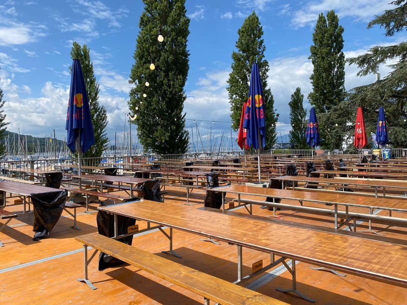 Le nouveau coin repas offre une structure, appelée le Deck, pour garder les pieds au sec. (Photo: Estivale Open Air)