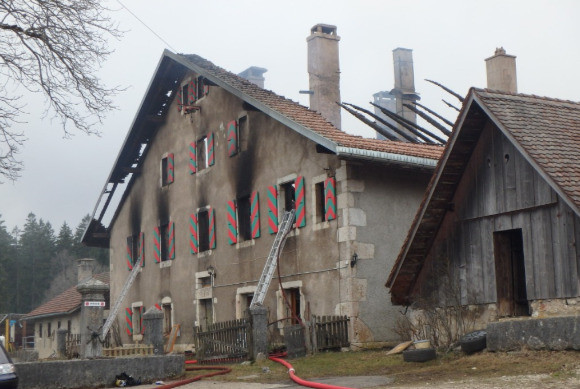 La ferme de la Grande-Joux à la suite de l'incendie qui l'a ravagée en 2016. (Photo: Ville de Neuchâtel)