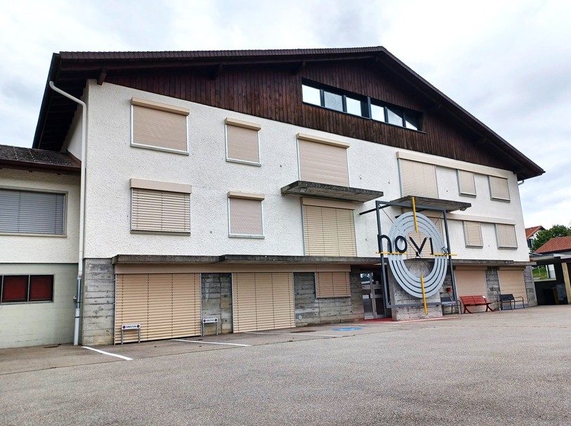 Le
bâtiment de la NOVI est fermé aux Genevez en cette période de vacances
horlogères. La quarantaine d’employés qui occupe les locaux sera principalement
transférée à Boncourt et Villeret ces prochaines semaines.
