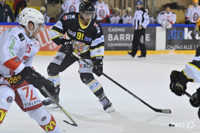 Mathias Joggi reprend le puck pour inscrire le 1-0 et lancer le HC Ajoie vers un large succès (photo : Georges Henz)