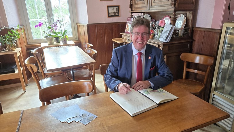 Albert Rösti a tenu à signer le livre d'or...