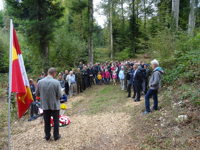 Les autorités de La Baroche se sont réunies autour du monument érigé en souvenir du lieutenant Walter Flury. Photo: Ldd