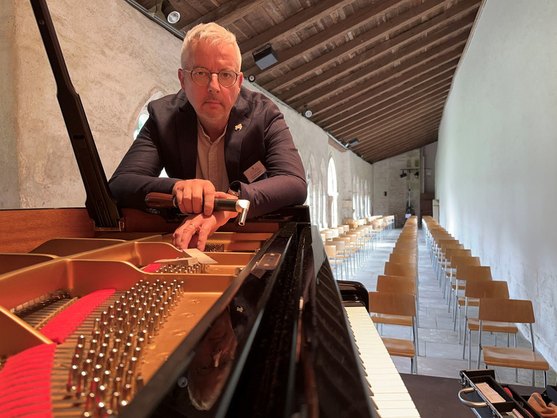 Chritsian Chopard est aux petits soins avec le piano du festival. (Photo : Christian Chopard)