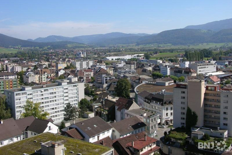 Le quartier de la Ballastière à Delémont pourrait accueillir un dépôt pour les bus de transports publics. (Photo : archives).