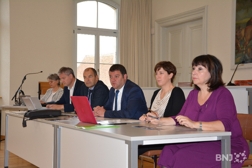 Le Conseil communal au complet ainsi que la chancelière ont levé le voile sur le plan de législature 2018-2022 ( de gauche à droite : Edith Cuttat Gyger, Claude Schluchter, Ernest Borruat, Damien Chappuis, Murielle Macchi-Berdat, Esther Gelso).