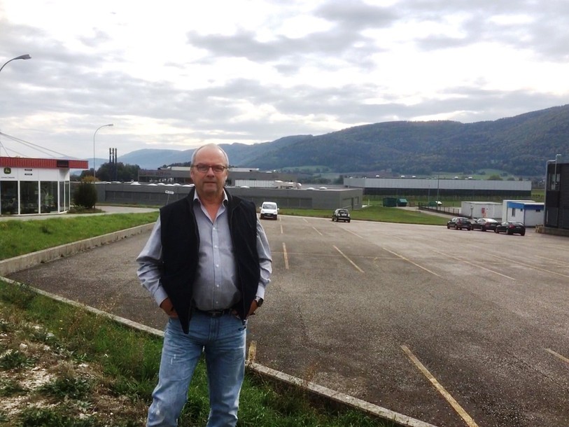 Le maire de Haute-Sorne, Jean-Bernard Vallat a voulu se faire photographier au cœur de la ZAM (Zone d’activités microrégionale).