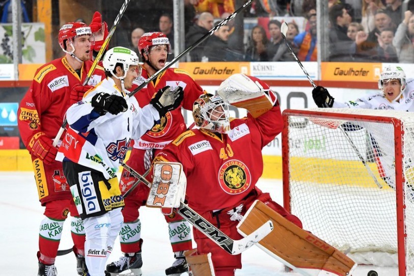 Damiano Ciaccio, ici face à l'attaque du HC Bienne, évoluera deux saisons de plus à la patinoire de l'Ilfis. (photo: archives)