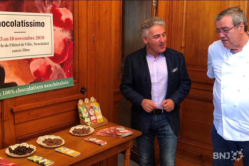 Le conseiller communal Thomas Facchinetti, en pleine dégustation chocolatée, et Pierre Walder, président de l'association Chocolatissimo.