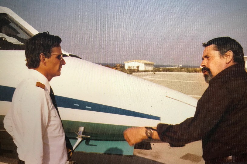 Jean Liardon (à gauche) et Jacques Brel en 1977 à l'aéroport de Palerme. (Photo : collection privée Jean Liardon)