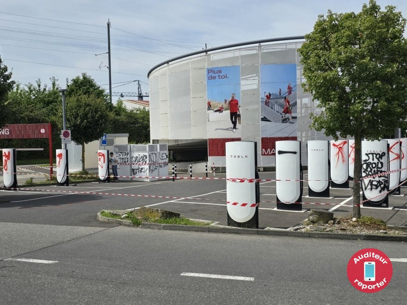 Les tags retrouvés à la station de recharge pour voitures électriques de Manor à Marin.