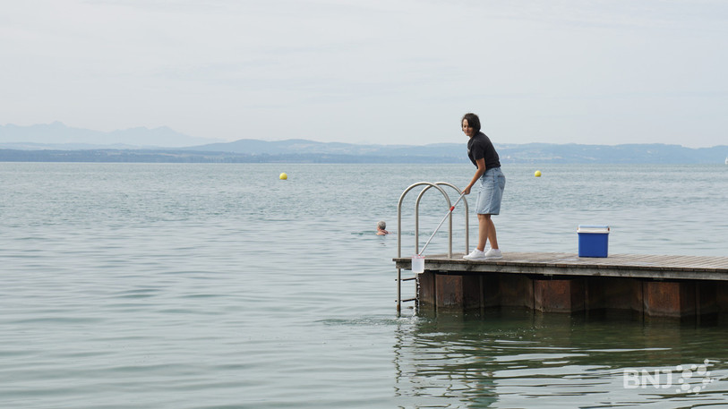 Sanela Omerovic, contrôleuse des eaux au SCAV, collectait ce matin l'eau des plages du Littoral comme ici, aux Jeunes-Rives.