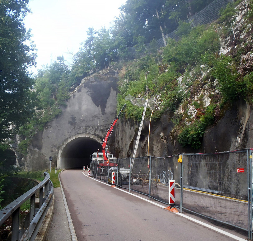 Les travaux de sécurisation de la H10 au portail du tunnel de la Roche-Percée à Saint-Sulpice. (Photo : Canton de Neuchâtel)