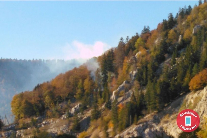 La fumée était notamment visible depuis Fleurier.