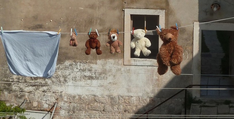 Ours en peluches suspendus sur une corde à linge