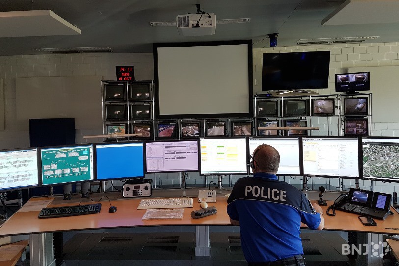 La police a en permanence un œil sur l'A16... mais ne peut pas tout voir en temps réel.