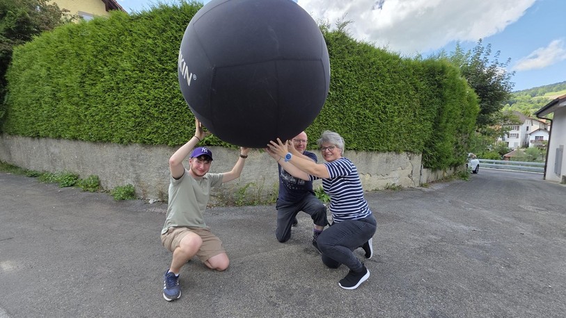 C'est de cette manière qu'une balle de kin-ball se tient avant la frappe.
