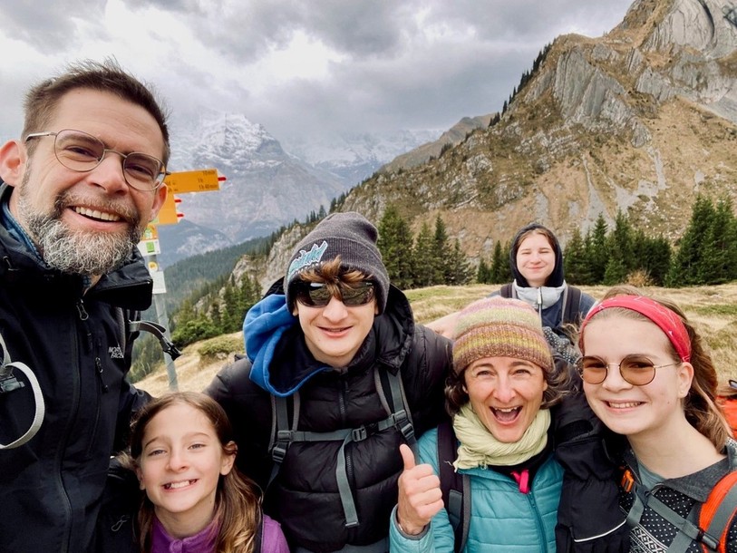 La famille Wespi en randonnée dans les Alpes avec une jeune Québécoise. De gauche à droite Matthieu, Pia, Elio, Zoé, Nina (derrière) et Maude. (Photo : Zoé Wespi.)