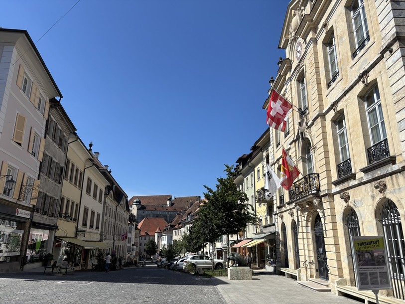 Plusieurs personnes ont poussé les portes de l'Hôtel de Ville de Porrentruy pour rencontre le bureau du Conseil de ville.