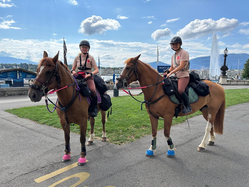 De gauche à droite : Alicia Tracogna sur Caramel et Aurélie Williman sur Craquant sont parties de Genève le samedi 26 juillet. (Photo : Alicia Tracogna).