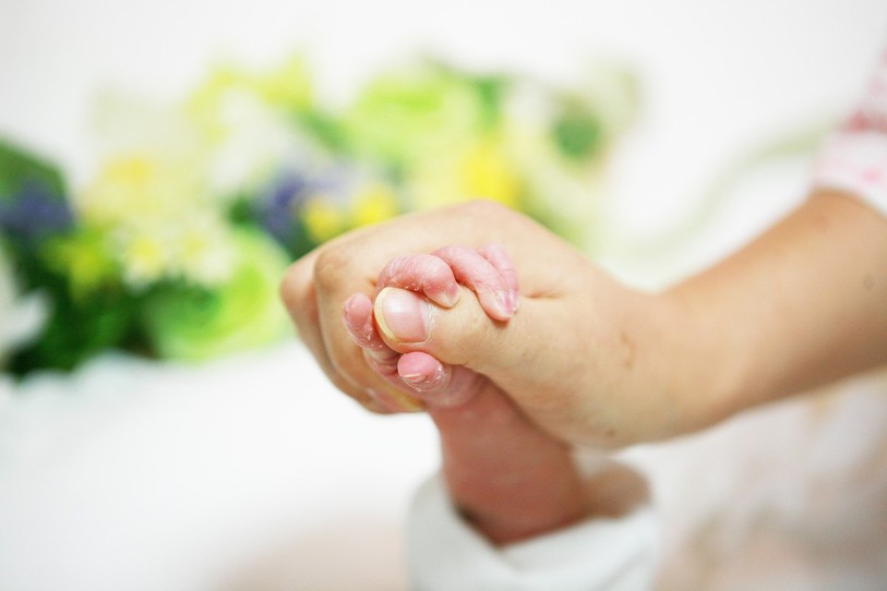 Mains de maman et de bébé