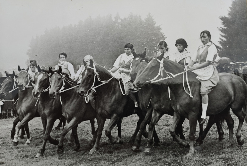Les huit participantes au premier quadrille monté du Marché-Concours en 1968 avec Anne-Marie Willemin qui est en 4e position en partant de la droite. (Photo : Anne-Marie Willemin).