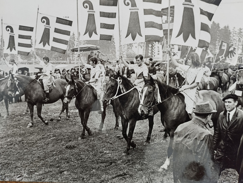 Quelques-unes des cavalières lors du grand cortège du Marché-Concours de 1968. (Photo : Anne-Marie Willemin).