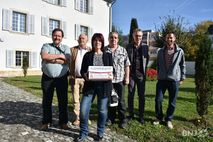 Le comité d'initiative au moment de remettre l'initiative à la Chancellerie cantonale
