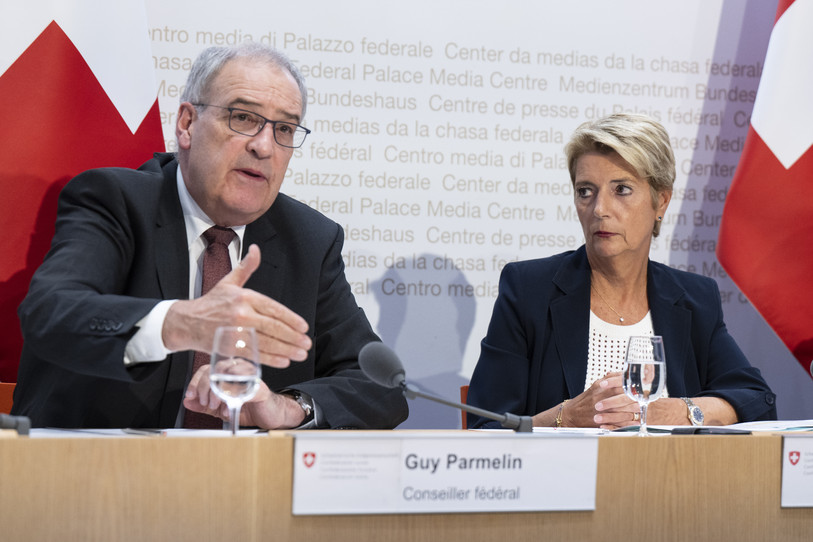 Le ministre de l'économie Guy Parmelin et la présidente du Conseil fédéral Karin Keller-Sutter ne désespèrent pas de trouver un accord avec les États-Unis. (Photo : KEYSTONE / Peter Schneider)