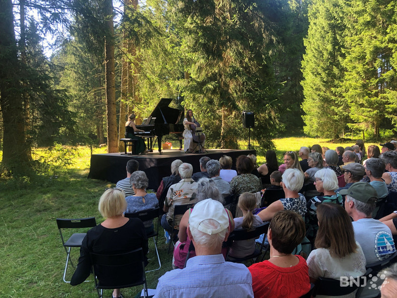 Christiane Baume-Sanglard au piano et Olivia Gay au violoncelle ont séduit le public au cœur de la forêt.
