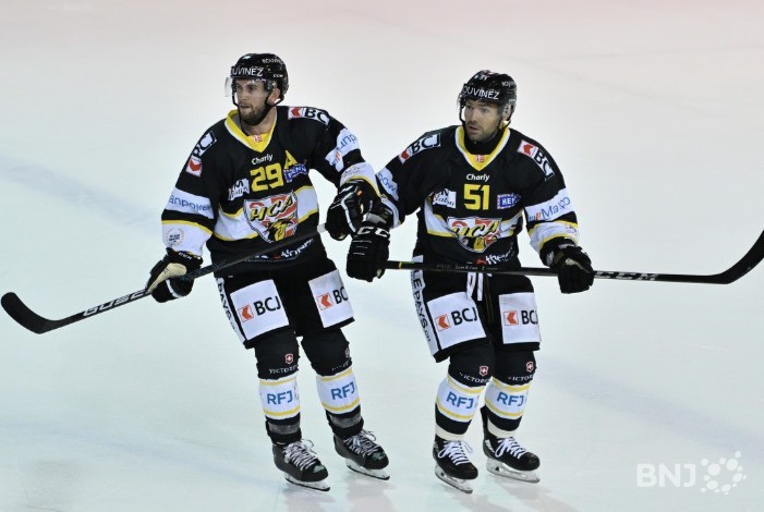 La défense du HC Ajoie, représentée ici par Kevin Ryser et Alain Birbaum, a pris l'eau vendredi soir.
