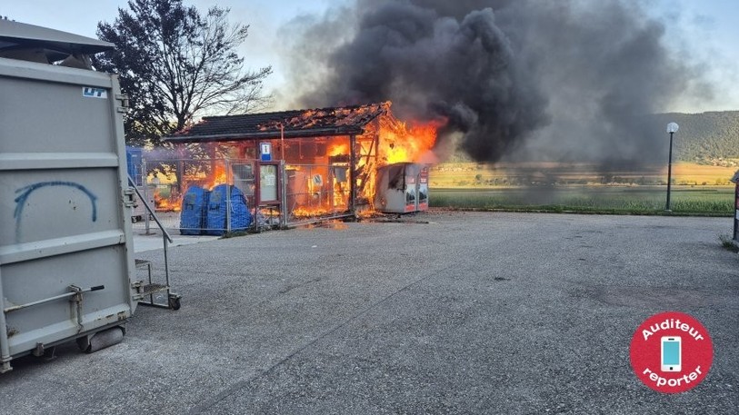 Les flammes jeudi soir à la déchetterie de Chézard-Saint-Martin.