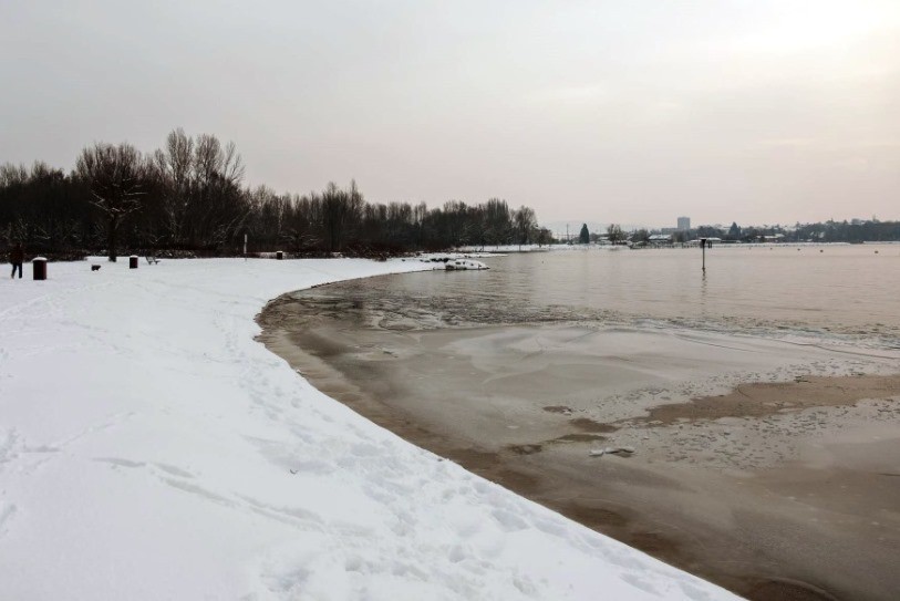 En plein hiver, comme ici début mars 2018, la neige s'invite parfois sur la plage d'Hauterive. Photo: les Trempeurs d'Hauterive.