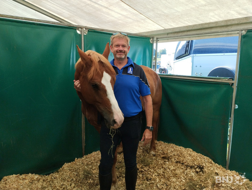 Stephen Hide en compagnie de Carino, un des quatre chevaux franches-montagnes du groupe équestre de la police cantonale genevoise.