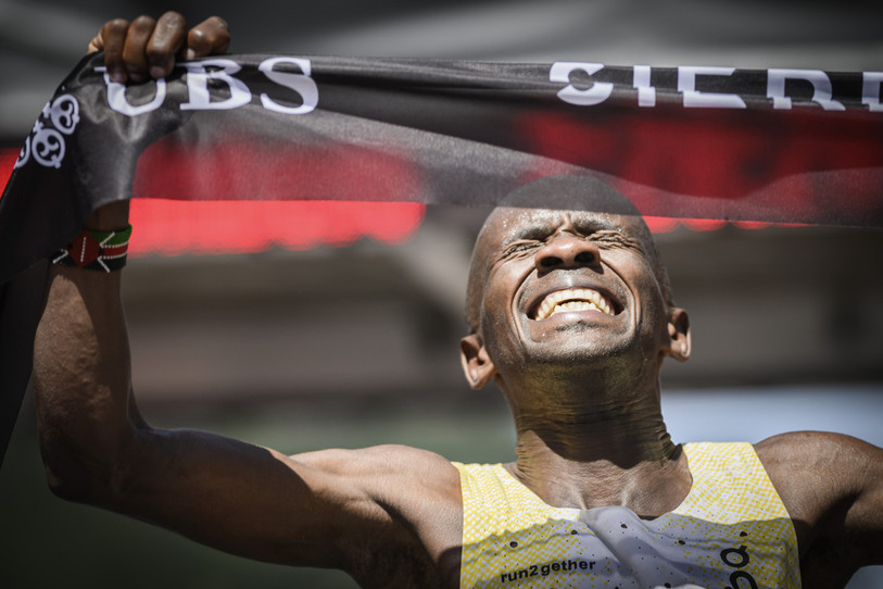 Philemon Kiriago célèbre sa deuxième victoire à Sierre-Zinal. (Photo : Keystone/EPA/GABRIEL MONNET).