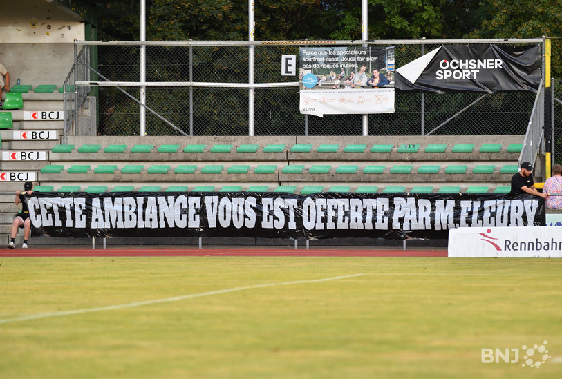 La banderole déployée par le « 28Squad » en début de rencontre. (Photo : Georges Henz).