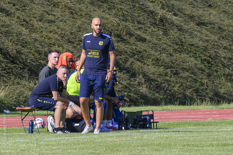 Aziz Kebbal (debout) et Christophe Droz (assis au bout du banc) peuvent regretter le point perdu face à Prishtina Bern. (Photo archives : Bertrand Pfaff)