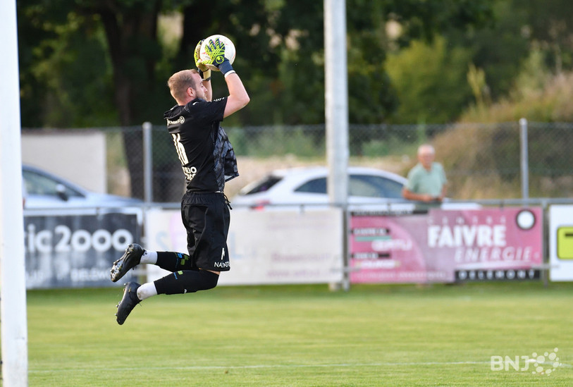 Léonard Joliat a dû aller rechercher le ballon deux fois au fond des buts du FC Bassecourt. (Photo : archives Georges Henz)