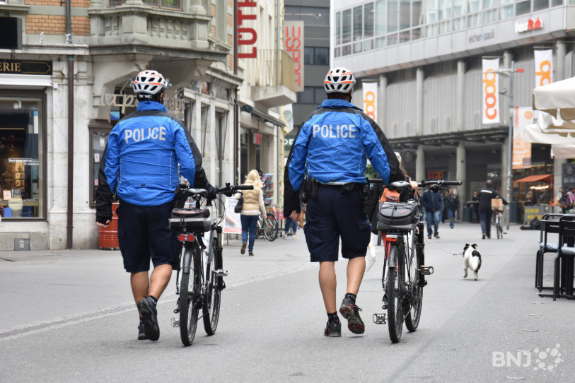 La « Bike police » en patrouille sur la rue de Nidau, à Bienne.