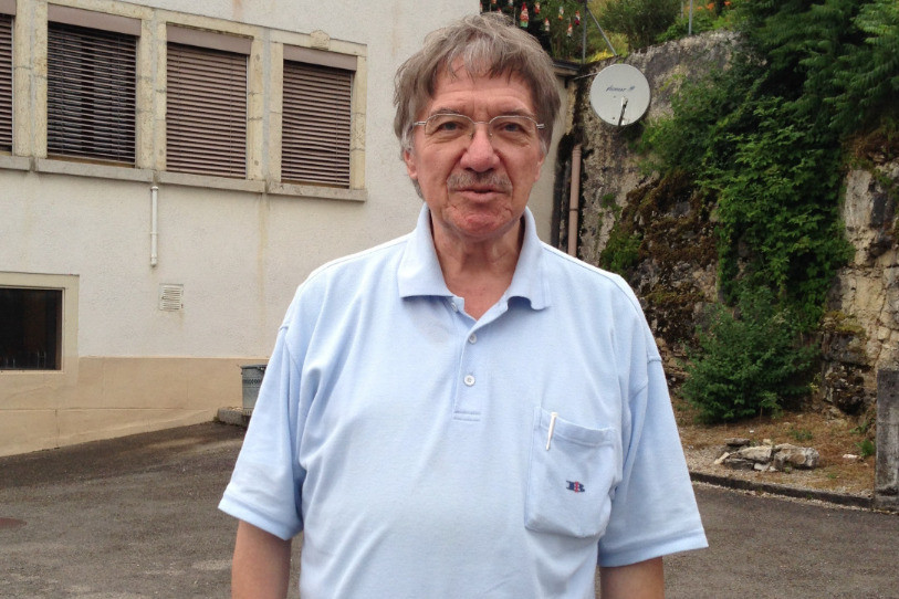Le maire de Beurnevésin, Daniel Egloff, devant l’école du village.
